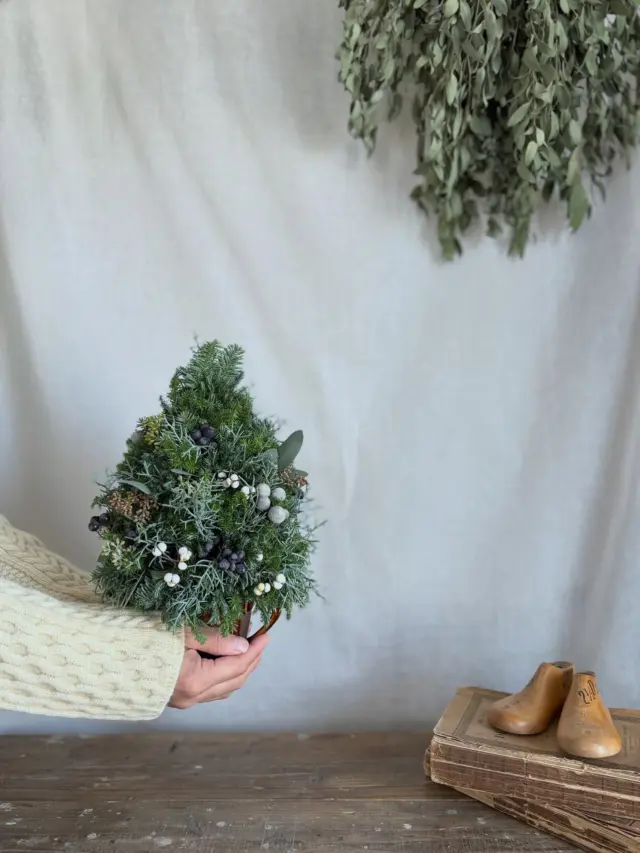 ・
オーダー (2025年11月制作)
▷Christmas Tree / 生花

毎年オーダーをいただくお客さま

インスタを見て
今年はツリーにしようと決めていたとのことで
ご自宅用🏠とギフト用🎁に
オーダーいただきました🌲🌲🌲🌲

無事に届きましたとのご連絡と
想像以上に素敵…と
めちゃくちゃ嬉しい言葉もいただいて
気持ちがホクホクしました🫶

今年もオーダーありがとうございました☺︎
・
・
・
─────────────────────────

◉EVENT 『EUCALYPTUS MARCHE』
　12/14(日) @studio_and_space_hidingblock

　スワッグ・リース・標本 and more!!!
　ユーカリ作品がたくさん並ぶユーカリが主役なイベント
　〝予約不要〟ワークショップも同時開催
　詳細はブログをご覧ください
　(ハイライトにリンクを貼っています🔗)
　@hananoiekurumi

……………………………………………………………………………………

◉WORK SHOP 『しめ縄スワッグ＆標本カレンダー』
　12/21(日) @studio_and_space_hidingblock
　　🈵 キャンセル待ち受付中

　申込方法・詳細はブログをご覧ください
　(ハイライトにリンクを貼っています🔗)
　@hananoiekurumi

─────────────────────────

・
・
・

#はなのいえくるみ
#クリスマスツリー
#ツリーアレンジ