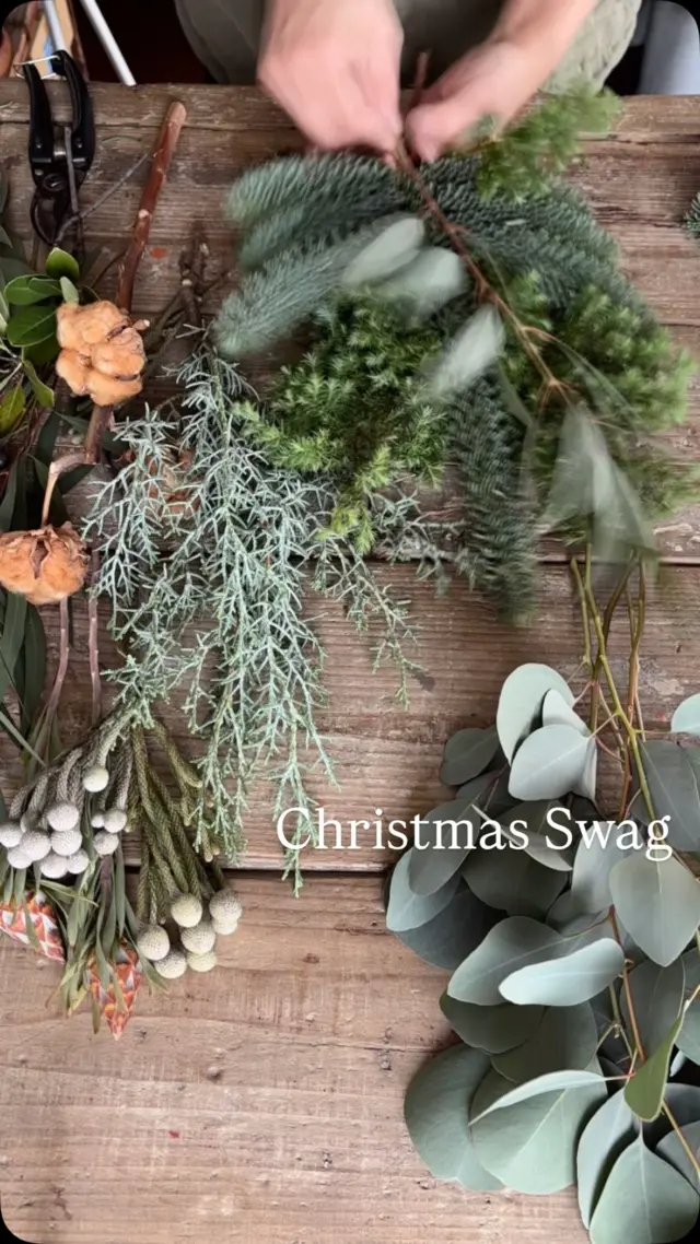 『 制作動画🎥 』

先週開催した
クリスマスWORK SHOP

こちらは
サンプルスワッグを束ねているところ

短めでこんもりと束ねてみました

針葉樹もユーカリたっぷり🌲🌿

シックで大人なスワッグ
私の大好物が集まったスワッグ

この季節のスワッグ作りは
本当テンション上がります🫶
・
・
・
#はなのいえくるみ
#ドライフラワー
#スワッグ