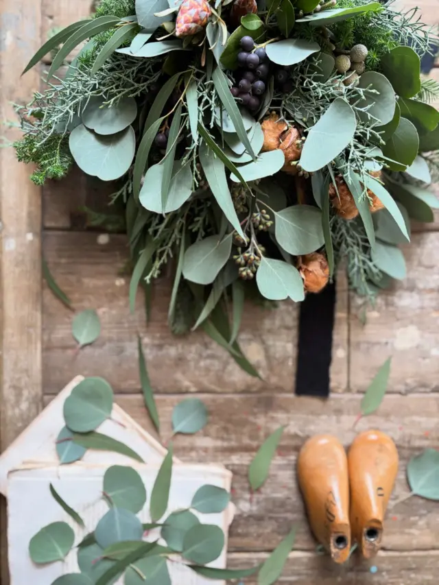 ・
Christmas Swag
　for the  WORK SHOP

先週のクリスマスワークショップ
今年のサンプルは短めこんもり束ねてみました
(１つ前の投稿で制作動画を載せています)

針葉樹たっぷりなグリーンスワッグ🌲🌲🌲

ユーカリやシックな色合いを合わせるのが
好きです🫶
・
・
・
─────────────────────────

◉EVENT 『EUCALYPTUS MARCHE』
　12/14(日) @studio_and_space_hidingblock

　スワッグ・リース・標本 and more!!!
　ユーカリ作品がたくさん並ぶユーカリが主役なイベント
　〝予約不要〟ワークショップも同時開催
　詳細はブログをご覧ください
　(ハイライトにリンクを貼っています🔗)
　@hananoiekurumi

……………………………………………………………………………………

◉WORK SHOP 『しめ縄スワッグ＆標本カレンダー』
　12/21(日) @studio_and_space_hidingblock
　　🈵 キャンセル待ち受付中

　申込方法・詳細はブログをご覧ください
　(ハイライトにリンクを貼っています🔗)
　@hananoiekurumi

─────────────────────────

・
・
・

#はなのいえくるみ
#クリスマススワッグ
#スワッグ