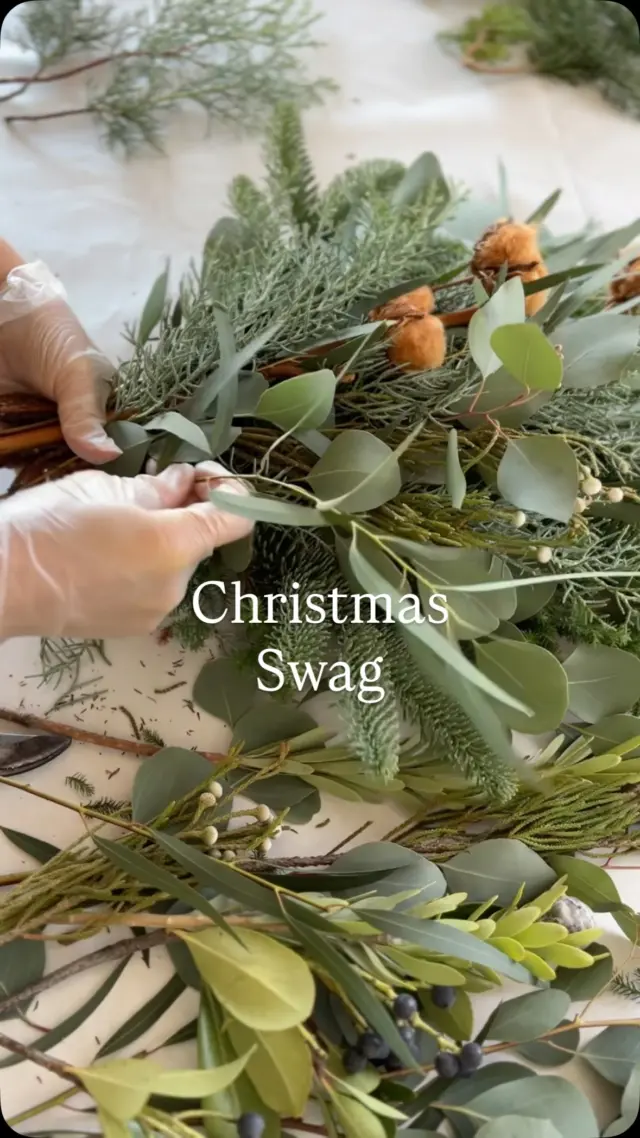 『 制作動画🎥 』

Christmas Swag

今回はいつものタイムラプスじゃなくて
通常のスピードで編集してみました
いつもより
束ね方が分かりやすいかな？と

いかがでしょう…？

こちらはオーダーいただいたクリスマススワッグ

大きめサイズご希望で
60㎝程のボリューム感のあるスワッグ🌲🌲🌲

直接お渡しをして
喜んでいただいて

私も幸せ気分🫶

オーダーありがとうございました☺︎☺︎☺︎
・
・
・
#はなのいえくるみ
#クリスマススワッグ
#スワッグ