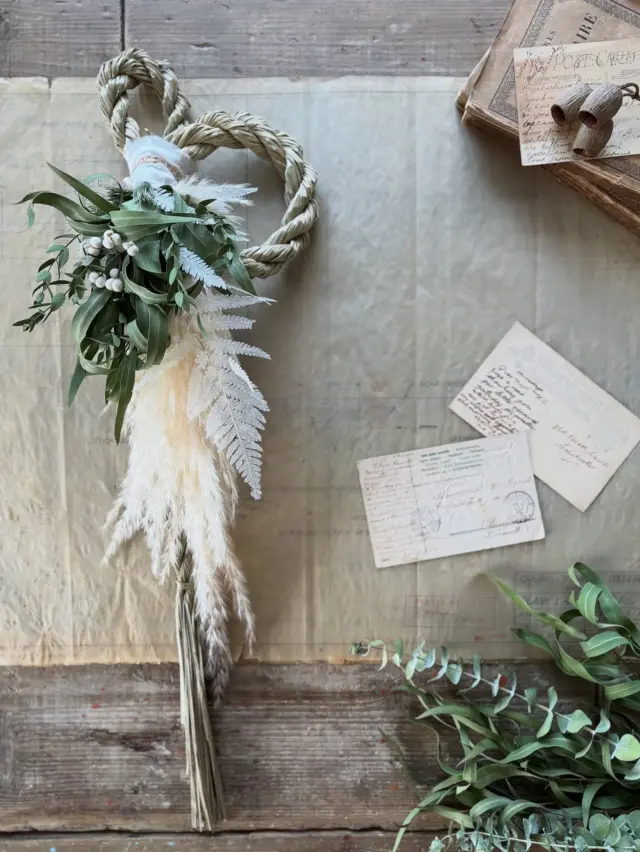 ▷▷▷イベント販売作品

12/14(日)｜EUCALYPTUS MARCHE ユーカリマルシェ

………………………………………………………………………………

ユーカリが主役なイベント
『EUCALYPTUS MARCHE』にて販売する作品を
紹介しています

1日に3作品ほどの投稿で
写真もたくさん載せてますが
どうぞよろしくお願いします🌿🌿🌿

………………………………………………………………………………

【 作品No.19 】
しめ縄スワッグ
H:63㎝  W:18㎝

ユーカリとパンパスグラスと南京ハゼ
シンプルでスッと🌿🌾

お正月飾りとしての役目を終えたら
しめ縄からスワッグを外して
引き続き楽しめます◎

・
・
・

イベント販売作品はハイライトの
『EUCALYPTUS MARCHE』にまとめてます

　▽
　▽
　▽

───────────
　@hananoiekurumi 
───────────

・
・
・

────────────────────────

◉EVENT 『EUCALYPTUS MARCHE』 ユーカリマルシェ
@knutcafe 
@studio_and_space_hidingblock

ユーカリが主役なイベントを今年も開催！
〝予約不要〟のワークショップも同時開催
詳細はブログをご覧ください
(ハイライトにブログ記事のリンクを貼っています🔗)

────────────────────────

・
・
・

#はなのいえくるみ
#しめ縄スワッグ
#EUCALYPTUSMARCHE2025