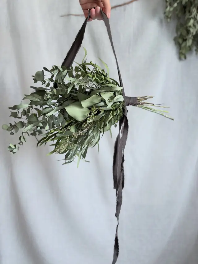 ▷▷▷イベント販売作品

12/14(日)｜EUCALYPTUS MARCHE ユーカリマルシェ

………………………………………………………………………………

ユーカリが主役なイベント
『EUCALYPTUS MARCHE』にて販売する作品を
紹介しています

1日に3作品ほどの投稿で
写真もたくさん載せてますが
どうぞよろしくお願いします🌿🌿🌿

………………………………………………………………………………

【 作品No.15 】
ユーカリ横向きスワッグ -4way-
H:28〜30㎝ (本体※上下布紐含まず)
W:48㎝ (本体:33㎝　茎:15㎝)

ヨコ
シタ
ナナメ上
ナナメ下

4wayで飾れるユーカリスワッグ🌿

飾る向きでまったく違った表情に

お好みで
その日の気分で
自由に向きを楽しんでください☺︎

・
・
・

イベント販売作品はハイライトの
『EUCALYPTUS MARCHE』にまとめてます

　▽
　▽
　▽

───────────
　@hananoiekurumi 
───────────

・
・
・

────────────────────────

◉EVENT 『EUCALYPTUS MARCHE』 ユーカリマルシェ
@knutcafe 
@studio_and_space_hidingblock

ユーカリが主役なイベントを今年も開催！
〝予約不要〟のワークショップも同時開催
詳細はブログをご覧ください
(ハイライトにブログ記事のリンクを貼っています🔗)

────────────────────────

・
・
・

#はなのいえくるみ
#ユーカリスワッグ
#EUCALYPTUSMARCHE2025