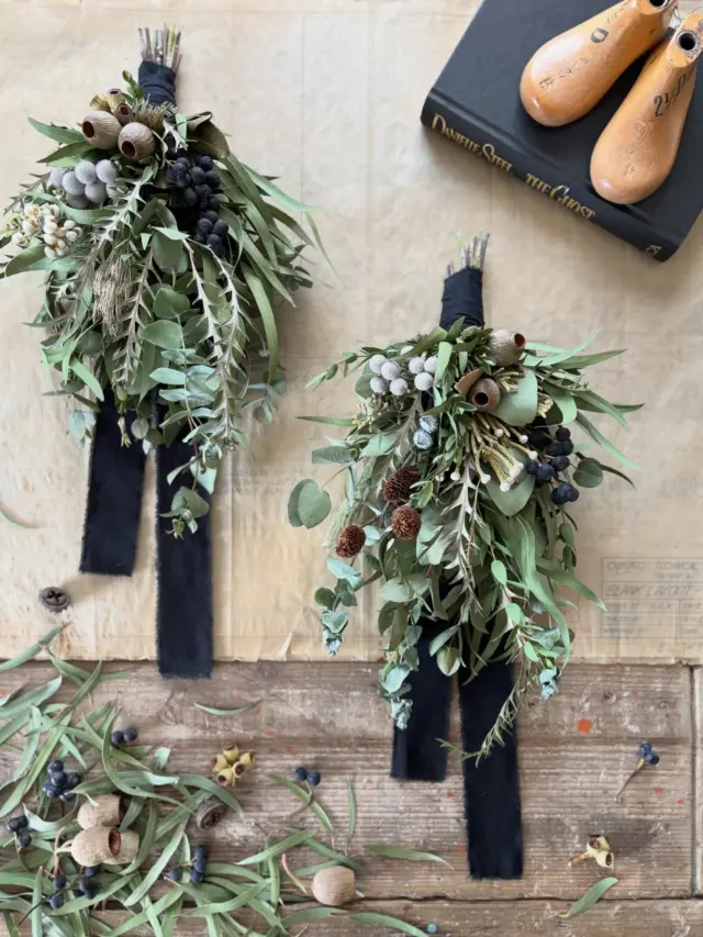 ▷▷▷イベント販売作品

12/14(日)｜EUCALYPTUS MARCHE ユーカリマルシェ

………………………………………………………………………………

ユーカリが主役なイベント
『EUCALYPTUS MARCHE』にて販売する作品を
紹介しています

1日に3作品ほどの投稿で
写真もたくさん載せてますが
どうぞよろしくお願いします🌿🌿🌿

………………………………………………………………………………

【 作品No.16 】
ユーカリslimスワッグ
H:36㎝
W:20㎝

slimなカタチ

でも
ユーカリをたっぷり束ねて
厚みはしっかりあります◎

色んな品種のユーカリに
ブルニア
シャリンバイ
南京ハゼ
ヤシャブシ

そして
ユーカリの実
ベルガムナッツ
アンバーナッツ
グロボラスの蕾

大好き大好きな組み合わせで
それぞれ
ちょっと中身を変えて

ブラックな布紐でカッコよく🌿🐦‍⬛

・
・
・

イベント販売作品はハイライトの
『EUCALYPTUS MARCHE』にまとめてます

　▽
　▽
　▽

───────────
　@hananoiekurumi 
───────────

・
・
・

────────────────────────

◉EVENT 『EUCALYPTUS MARCHE』 ユーカリマルシェ
@knutcafe 
@studio_and_space_hidingblock

ユーカリが主役なイベントを今年も開催！
〝予約不要〟のワークショップも同時開催
詳細はブログをご覧ください
(ハイライトにブログ記事のリンクを貼っています🔗)

────────────────────────

・
・
・

#はなのいえくるみ
#ユーカリスワッグ
#EUCALYPTUSMARCHE2025