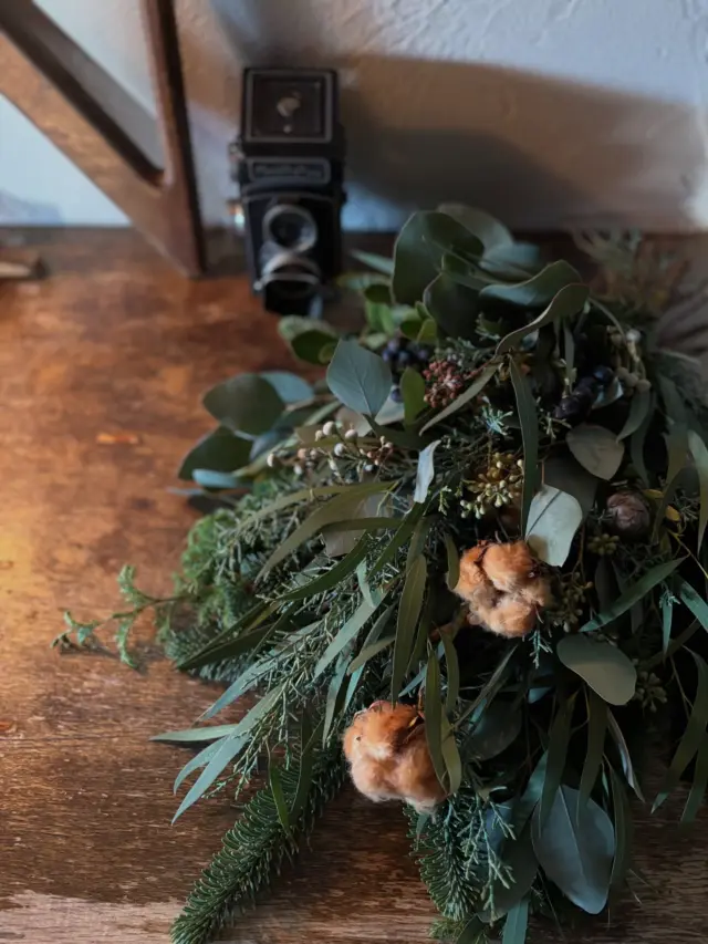 ・
オーダー (2025年11月制作)
▷Christmas Swag / 生花

１つ前のリール動画で
束ねていたクリスマススワッグ

大きめサイズで
針葉樹もたっぷり束ねました🌲🌲🌲

ドライになりゆくスワッグ
針葉樹たっぷりスワッグ

シックな色合わせで
クリスマスが終わった後も
違和感なく飾れます◎

香りに癒されながら
長く飾って愛でていただけたら嬉しいです☺︎

オーダーありがとうございました
・
・
・
─────────────────────────

◉EVENT 『EUCALYPTUS MARCHE』
　12/14(日) @studio_and_space_hidingblock

　スワッグ・リース・標本 and more!!!
　ユーカリ作品がたくさん並ぶユーカリが主役なイベント
　〝予約不要〟ワークショップも同時開催
　詳細はブログをご覧ください
　(ハイライトにリンクを貼っています🔗)
　@hananoiekurumi

……………………………………………………………………………………

◉WORK SHOP 『しめ縄スワッグ＆標本カレンダー』
　12/21(日) @studio_and_space_hidingblock
　　🈵 キャンセル待ち受付中

　申込方法・詳細はブログをご覧ください
　(ハイライトにリンクを貼っています🔗)
　@hananoiekurumi

─────────────────────────

・
・
・

#はなのいえくるみ
#クリスマススワッグ
#スワッグ