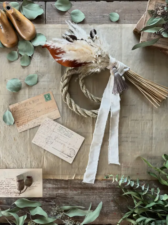 ▷▷▷イベント販売作品

12/14(日)｜EUCALYPTUS MARCHE ユーカリマルシェ

………………………………………………………………………………

ユーカリが主役なイベント
『EUCALYPTUS MARCHE』にて販売する作品を
紹介しています

1日に3作品ほどの投稿で
写真もたくさん載せてますが
どうぞよろしくお願いします🌿🌿🌿

………………………………………………………………………………

【 作品No.20 】
しめ縄スワッグ
H:22㎝
W:38㎝

美しすぎるマグノリアの葉と🍂
ふわっふわなパンパスグラス🌾

コンパクトなサイズ感で
飾りやすいです◎

お正月飾りとしての役目を終えたら
しめ縄からスワッグを外して
引き続き楽しめます◎

・
・
・

イベント販売作品はハイライトの
『EUCALYPTUS MARCHE』にまとめてます

　▽
　▽
　▽

───────────
　@hananoiekurumi 
───────────

・
・
・

────────────────────────

◉EVENT 『EUCALYPTUS MARCHE』 ユーカリマルシェ
@knutcafe 
@studio_and_space_hidingblock

ユーカリが主役なイベントを今年も開催！
〝予約不要〟のワークショップも同時開催
詳細はブログをご覧ください
(ハイライトにブログ記事のリンクを貼っています🔗)

────────────────────────

・
・
・

#はなのいえくるみ
#しめ縄スワッグ
#EUCALYPTUSMARCHE2025