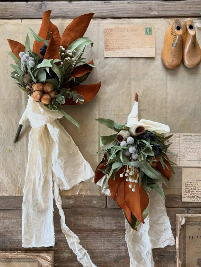 ▷▷▷イベント販売作品

12/14(日)｜EUCALYPTUS MARCHE ユーカリマルシェ

………………………………………………………………………………

ユーカリが主役なイベント
『EUCALYPTUS MARCHE』にて販売する作品を
紹介しています

1日に3作品ほどの投稿で
写真もたくさん載せてますが
どうぞよろしくお願いします🌿🌿🌿

………………………………………………………………………………

【 作品No.18 】
マグノリアのステッキスワッグ
H:38㎝  W:23㎝ (1枚目右側/下向き専用)
H:40㎝  W:28㎝ (1枚目左側/上向き専用)
※こちらは2wayではなく
  それぞれ下向き・上向き専用です

何年振りかに仕入れた
マグノリア🍂

昔に比べて
値段がびっくりなことになってますが

市場で見た時
あまりの美しさに
我慢できずに
仕入れてしまいました😏

他のお花屋さんも
皆んな手にはとっていましたが
値段を見て戻してました

まー、そうだよね…って仕入れ値でしたが
これは本当に
めちゃくちゃキレイなマグノリアです

高いのも納得な品質

革みたいな質感と
浮き出た葉脈が
本当にかっこよすぎて惚れ惚れします♡

マグノリアのレンガのような赤茶色🧱🍂
色褪せもほとんどなく
長く飾れますよ◎

マグノリア単品の販売もありますので
ドライ好きな方は
ぜひ手に取ってみてください

・
・
・

イベント販売作品はハイライトの
『EUCALYPTUS MARCHE』にまとめてます

　▽
　▽
　▽

───────────
　@hananoiekurumi 
───────────

・
・
・

────────────────────────

◉EVENT 『EUCALYPTUS MARCHE』 ユーカリマルシェ
@knutcafe 
@studio_and_space_hidingblock

ユーカリが主役なイベントを今年も開催！
〝予約不要〟のワークショップも同時開催
詳細はブログをご覧ください
(ハイライトにブログ記事のリンクを貼っています🔗)

────────────────────────

・
・
・

#はなのいえくるみ
#マグノリア
#EUCALYPTUSMARCHE2025