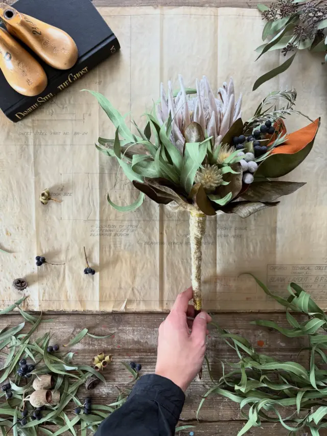 ▷▷▷イベント販売作品

12/14(日)｜EUCALYPTUS MARCHE ユーカリマルシェ

………………………………………………………………………………

ユーカリが主役なイベント
『EUCALYPTUS MARCHE』にて販売する作品を
紹介しています

1日に3作品ほどの投稿で
写真もたくさん載せてますが
どうぞよろしくお願いします🌿🌿🌿

………………………………………………………………………………

【 作品No.17 】
キングプロテアのステッキブーケ
H:45㎝ (本体:19㎝　茎:26㎝)
W:30㎝

キレイに乾いたキングプロテア👑
その名に相応しい佇まい

キングプロテアの葉っぱも
渋く乾いて
個人的にも好きな色と質感🍂

革のようなマグノリアの葉とも
めちゃくちゃ相性いいです◎

カッコいい
カッコいいを
ギュっと束ねて
ステッキブーケに

花瓶に挿したり
壁に掛けたり

上向き
下向き

キングを自由に飾ってみてくださいな👑✳︎

・
・
・

イベント販売作品はハイライトの
『EUCALYPTUS MARCHE』にまとめてます

　▽
　▽
　▽

───────────
　@hananoiekurumi 
───────────

・
・
・

────────────────────────

◉EVENT 『EUCALYPTUS MARCHE』 ユーカリマルシェ
@knutcafe 
@studio_and_space_hidingblock

ユーカリが主役なイベントを今年も開催！
〝予約不要〟のワークショップも同時開催
詳細はブログをご覧ください
(ハイライトにブログ記事のリンクを貼っています🔗)

────────────────────────

・
・
・

#はなのいえくるみ
#キングプロテア
#EUCALYPTUSMARCHE2025