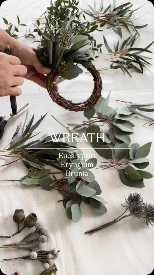 『 制作動画🎥 』

フレッシュリース

ワークショップで
お世話になっているお客さまから
自宅サロンに飾るリースを
オーダーいただきました

たっぷりのユーカリをメインに
ユーカリの実🌰
ブルーのエリンジューム🫐
シンプルなブルニア⚪️

9月にオーダーをいただいて
ユーカリのベストシーズンまでお待ちいただき
フレッシュの状態で制作しました

お渡しはワークショップでお会いする12月

制作後は
乾燥させて
布紐で仕上げ

お渡し時は
ドライリースになっていますが
記録として
生花の状態のリースも写真を撮りました🌿

そちらはまた明日
ご紹介させてください☺︎

オーダーありがとうございました！

・
・
・

#はなのいえくるみ
#リース
#フレッシュリース
#ユーカリ
#ユーカリリース