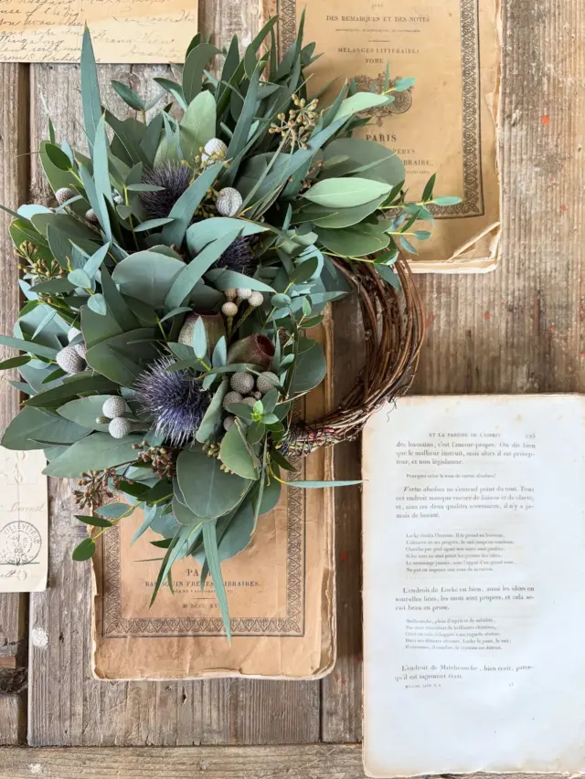 ・
昨日投稿した
リール動画で制作していた
ユーカリたっぷりリース

まずは11月に生花で制作をして
そこからドライに仕上げて
12月にお渡ししました🌿

こちらは
その生花の状態のもの

ドライになった後のリースは
また明日投稿します🌿🌿🌿

フレッシュな時と
ドライになった時

その違いも含めて
明日の投稿も見ていただけたら
嬉しいです

ユーカリベストシーズンな今

12月開催のユーカリイベントでも
たっぷりたっぷり
ユーカリに触れましたが

春までの間
あと数ヶ月

まだまだユーカリに触れたいし
皆さんにも触れていただきたい

って事で
2月、3月は
ユーカリWORK SHOPを開催します🌿🌿🌿
◻︎日程｜2/22(日)・3/22(日)
◻︎場所｜HIDING BLOCK @studio_and_space_hidingblock 

詳細はまた追ってお知らせしますが
ユーカリ好きな皆さん
ご都合合いましたら
ぜひぜひご参加くださいね

ユーカリリースやスワッグのオーダーを
ご検討中の皆さまも

特にフレッシュでご希望の方は
ユーカリシーズン(概ね3月いっぱい)を
お見逃しなく！
お早めにご相談くださいね🌿🌿🌿

・
・
・

─────────────────────────

◉ 『 【お悩み解決】お花のコーチング 』
　1/22(木) @studio_and_space_hidingblock

　花仕事のお悩み解決
　今思っている事、悩んでいる事、
　何でもお話しきかせてください☺︎
　一緒に解決していきましょう
　詳細はブログをご覧ください
　(ハイライトにリンクを貼っています🔗)
　@hananoiekurumi

◻︎リクエスト制WORK SHOP同日開催

……………………………………………………………………………………

◉WORK SHOP 『 森のかけら 』
　1/25(日) @studio_and_space_hidingblock
　
　森の落とし物を集めたようなボードアレンジメント
　申込方法・詳細はブログをご覧ください
　(ハイライトにリンクを貼っています🔗)
　@hananoiekurumi

◻︎リクエスト制WORK SHOP同日開催

─────────────────────────

・
・
・

#はなのいえくるみ
#ユーカリ
#ユーカリリース
#リース
#ハーフリース