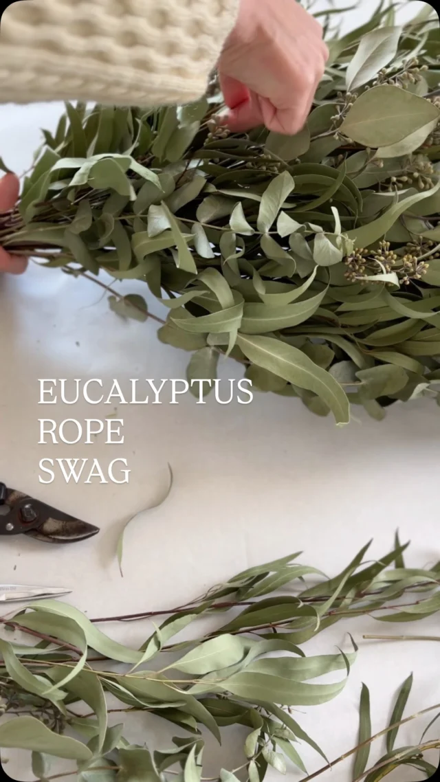 『 制作動画🎥 』

100センチ
ユーカリロープスワッグ

たっぷりたっぷり
ユーカリを束ねて作る
100センチのスワッグ🌿🌿🌿

長いユーカリの出回り期間だからこそ出来る
このサイズ感

昨年に引き続き
またまたオーダーいただきました
@rottan_bh 

たっぷり写真も撮って
そちらはまた明日
ご紹介させてください☺︎

オーダーありがとうございました！

・
・
・

#はなのいえくるみ
#ドライフラワー
#スワッグ
#ユーカリスワッグ
#ユーカリ