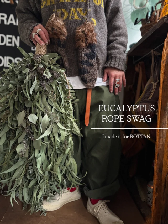 ・

１００センチ
ユーカリロープスワッグ

色褪せてきたので
今年もオーダーをもらって
2代目制作🌿🌿🌿

ROTTANさんのカッコいいshop、
HANDに飾ってくれてます
@rottan_bh

スワッグを持ってもらって
HANDで写真も撮らせてもらいました☺︎

制作動画と
たっぷりの写真もあるので
1つ前と2つ前の投稿も
ぜひ見てみてください🌿

長い長いユーカリが
花市場で出会えるのも
春までのあと少しだけ

ユーカリリースやスワッグのオーダーを
ご検討中の皆さまも

特にフレッシュでご希望の方は
ユーカリシーズン(概ね3月いっぱい)を
お見逃しなく！
お早めにご相談くださいね🌿🌿🌿

・
・
・

─────────────────────────

◉ WORK SHOP『 ユーカリスワッグ/ユーカリリース 』
　2/22(日)  3/22(日) 
　@studio_and_space_hidingblock

　詳細はブログをご覧ください
　(ハイライトにリンクを貼っています🔗)
　@hananoiekurumi

◻︎リクエスト制WORK SHOP同日開催
　詳細は7/17の投稿をご覧ください
　(ハイライトからどうぞ)
　@hananoiekurumi 

……………………………………………………………………………………

◉EVENT 『 Mimosa'Stories 』
　3/8(日) @studio_and_space_hidingblock
　
　ミモザ作品がたくさん並ぶ販売イベント🟡
　詳細はブログをご覧ください
　(プロフィールURLからどうぞ！)
　@hananoiekurumi

◻︎【予約不要】スワッグWORK SHOP同時開催

……………………………………………………………………………………

◉ WORK SHOP
『 【おうちで役立つ】ディスプレイWORK SHOP 』
　3/29(日) @studio_and_space_hidingblock

　詳細は追ってお知らせします
　(ハイライトから前回の様子が見られます)
　@hananoiekurumi

◻︎リクエスト制WORK SHOP同日開催
　詳細は7/17の投稿をご覧ください
　(ハイライトからどうぞ)
　@hananoiekurumi 

─────────────────────────

・
・
・

#はなのいえくるみ
#ドライフラワー
#ユーカリ
#ユーカリスワッグ
#スワッグ