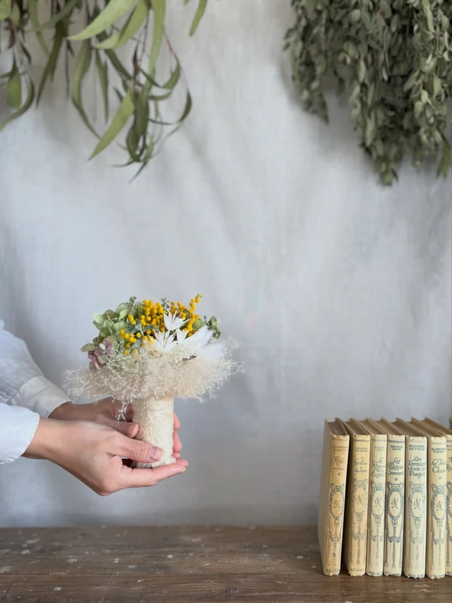 ▷▷▷イベント販売作品

3/8(日)｜Mimosa's  Stories

………………………………………………………………………………

ミモザが主役なイベント
『 Mimosa's  Stories 』にて販売する作品を
紹介しています

1日に2〜3作品ほど
たくさんの投稿になりますが
どうぞよろしくお願いします🟡🌿

………………………………………………………………………………

【 作品No.12 】
ミモザと秋色アジサイのスタンディングブーケ
H:20㎝
W:20㎝

キレイに乾いた秋色アジサイ
ミモザとの相性もいい◎

ライムグリーンとピンク
春色なアジサイはこの時期だけのもの

そんな秋色アジサイと
ミモザを束ねてブーケにしました

このスタンディングなカタチが
お気に入り◎

ひとりで立つように
茎を太く仕上げていくのは
ナンヤカンヤしないといけなくて

これまたなかなか大変で

好きなカタチですが
量産はなかなか…ムズイ

久しぶりに作った
スタンディングブーケ

ひとつだけですが
イベントでぜひ見てやってください

・
・
・

イベント販売作品はハイライトの
『 ミモザEVENT 』にまとめてます

　▽
　▽
　▽

───────────
　@hananoiekurumi 
───────────

・
・
・

────────────────────────

◉EVENT 『 Mimosa's Stories 』 
@knutcafe 
@studio_and_space_hidingblock

ミモザが主役なイベントを2年振り
ミモザの日に開催！
〝予約不要〟のワークショップも同時開催
詳細はブログをご覧ください
(ハイライトにブログ記事のリンクを貼っています🔗)

────────────────────────

・
・
・

#はなのいえくるみ
#ミモザ
#パールアカシア
#ミモザブーケ
#MimosasStories2026