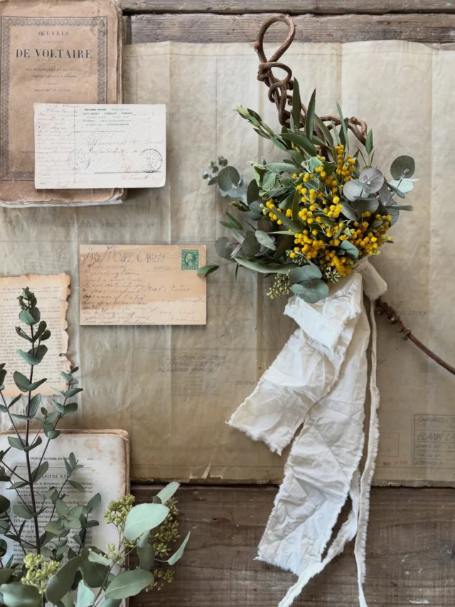 ▷▷▷イベント販売作品

3/8(日)｜Mimosa's  Stories

………………………………………………………………………………

ミモザが主役なイベント
『 Mimosa's  Stories 』にて販売する作品を
紹介しています

1日に2〜3作品ほど
たくさんの投稿になりますが
どうぞよろしくお願いします🟡🌿

………………………………………………………………………………

【 作品No.⑩ 】
ミモザとキウイ蔓のステッキスワッグ -2way-
H:42㎝
W:22㎝

クルクル
ウネウネ

とのも農園さんから
たくさん仕入れたキウイの蔓
@tnm_farm

何十本もある中から
見つけたこのカタチ

作品に使いたくて
大事に大事においていました🥝🪾

このウネリ具合といったらもう、ねぇ？
カッコよ過ぎです◎

よく見ると
枝の部分に
更に細い蔓が
クルクルと巻いていて

あー、ここも見てほしい…と
見どころ満載なキウイ蔓

お花はあえてシンプルに
ミモザとユーカリだけ

キュッと束ねて
枝に巻き付いた細い蔓も見えるように
このカタチに仕上げました

上向き↑
下向き↓

2wayで飾れます◎

・
・
・

イベント販売作品はハイライトの
『 ミモザEVENT 』にまとめてます

　▽
　▽
　▽

───────────
　@hananoiekurumi 
───────────

・
・
・

────────────────────────

◉EVENT 『 Mimosa's Stories 』 
@knutcafe 
@studio_and_space_hidingblock

ミモザが主役なイベントを2年振り
ミモザの日に開催！
〝予約不要〟のワークショップも同時開催
詳細はブログをご覧ください
(ハイライトにブログ記事のリンクを貼っています🔗)

────────────────────────

・
・
・

#はなのいえくるみ
#ミモザ
#パールアカシア
#真珠葉アカシア
#MimosasStories2026