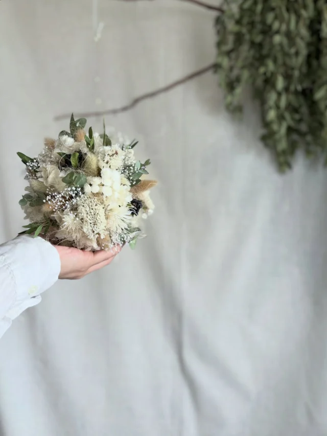 ・

【追記】
午前｜残り１名※リクエスト制同時開催
午後｜残り半数※リクエスト制同時開催

・
・

ゆらゆら癒しのボールを作る
ドライフラワーWORK SHOP開催！

【出張ワークショップ】 
@knutcafe
@studio_and_space_hidingblock

⚫︎ご予約受付中⚫︎
『 Ball Arrangement ボールアレンジメント 』

ゆらゆら優しく揺れる癒しのボール

まん丸コロン
そのフォルムもまた愛らしいです⚪️

優しいホワイトカラーを中心に
ユーカリやブラックな実で
ちょっぴりスパイス🌿🐦‍⬛

作ってみたいとリクエストの多かった
ボールアレンジメント

いよいよ開催です！

お花経験者さんも
初心者さんも

植物とじっくり向き合う時間を
ぜひ一緒に過ごしましょう⚪️🌿🐦‍⬛

ご予約方法や詳細は3/19のブログをご覧ください。
ハイライトからリンク貼ってます🔗
(ブログはプロフィール掲載URLからもどうぞ！)
@hananoiekurumi

⚪︎ご予約の際は必ずブログをご確認ください。
⚪︎ブログの読み落としの無いようにお願いします
⚪︎オーダーも受付中です
　└ご希望の方はTEL or DM にてお問い合わせください
　　　DM ▷ @hananoiekurumi
　　　TEL ▷ 070-1811-1685

・
・
・

#はなのいえくるみ
#はなのいえくるみのレッスン
#ボールアレンジ
#ボールアレンジメント