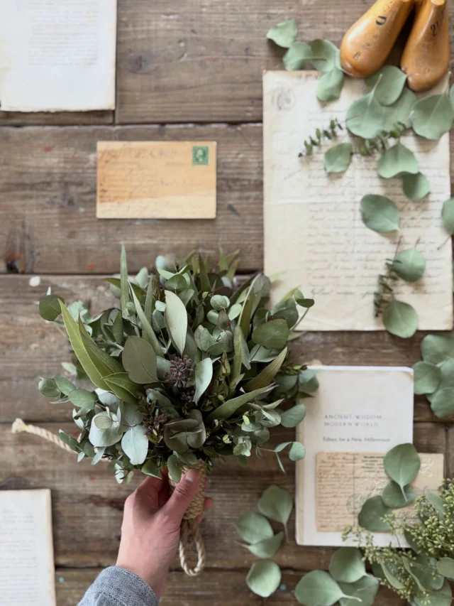 ・

オーダー(2026年3月制作)
▷ユーカリロープスワッグ/ドライフラワー

たっぷりたっぷり
こんもりと

品種違いのユーカリを
ユーカリだけを束ねた
ユーカリロープスワッグ🌿🌿🌿

ご自宅用にオーダーいただきました

店舗をしていた時からのお客さまで
今もイベントに来てくださったり
オーダーをくださったり

本当に嬉しいです

いつも
贈り物をオーダーいただくことが多いのですが
こちらはご自宅用にオーダーいただきました

こんもりとした形で
とのリクエストでした☺︎

このこんもり型
最近、個人的にお気に入りの形です🫶

そして
今回も贈り物のオーダーを
いただいておりまして

そちらはまた後日
ご紹介したいと思います

いつもオーダーありがとうございます！

・
・
・

─────────────────────────

◉ WORK SHOP『 ボールアレンジメント 』
　4/19(日) 🔴〆切間近
　@studio_and_space_hidingblock

　詳細はブログをご覧ください
　(ハイライトにリンクを貼っています🔗)
　@hananoiekurumi

◻︎リクエスト制WORK SHOP同日開催
　詳細は7/17の投稿をご覧ください
　(ハイライトからどうぞ)
　@hananoiekurumi 

……………………………………………………………………………………

◉ ORDER

『 MOTHER'S DAY 2026 』
◻︎お届期間｜4/26(日) - 5/6(水)
◻︎受付〆切｜4/30(木) ※但、数量に達し次第〆切

詳細はブログにて
(ハイライトにリンクを貼っています🔗)
@hananoiekurumi

─────────────────────────

・
・
・

#はなのいえくるみ
#ドライフラワー
#ユーカリ
#ユーカリスワッグ
#スワッグ